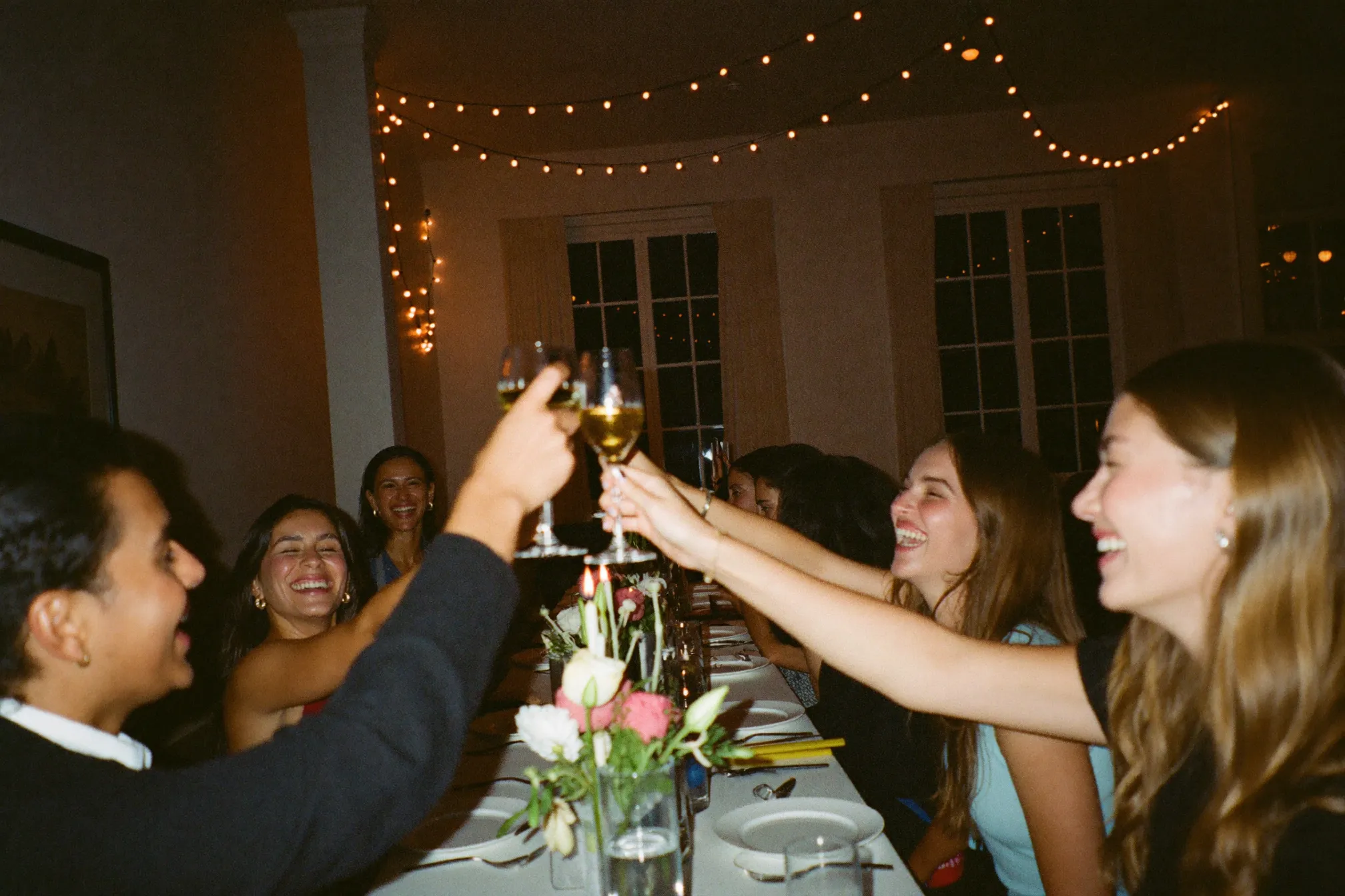 Comunidad de Ethos LATAM celebrando en una cena